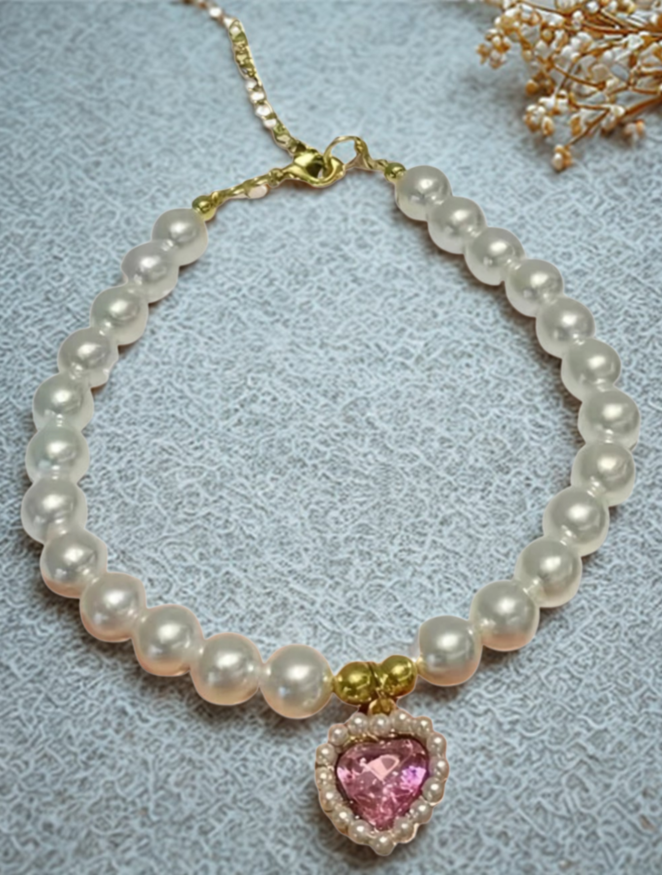 Collar de perlas dije en corazón rosa
