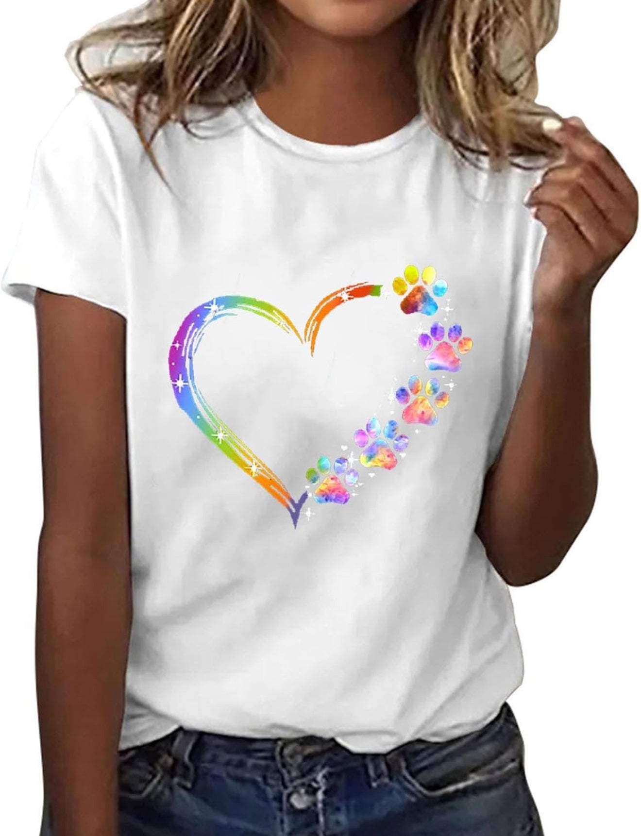 Camiseta blanca con corazón y huellas multicolor